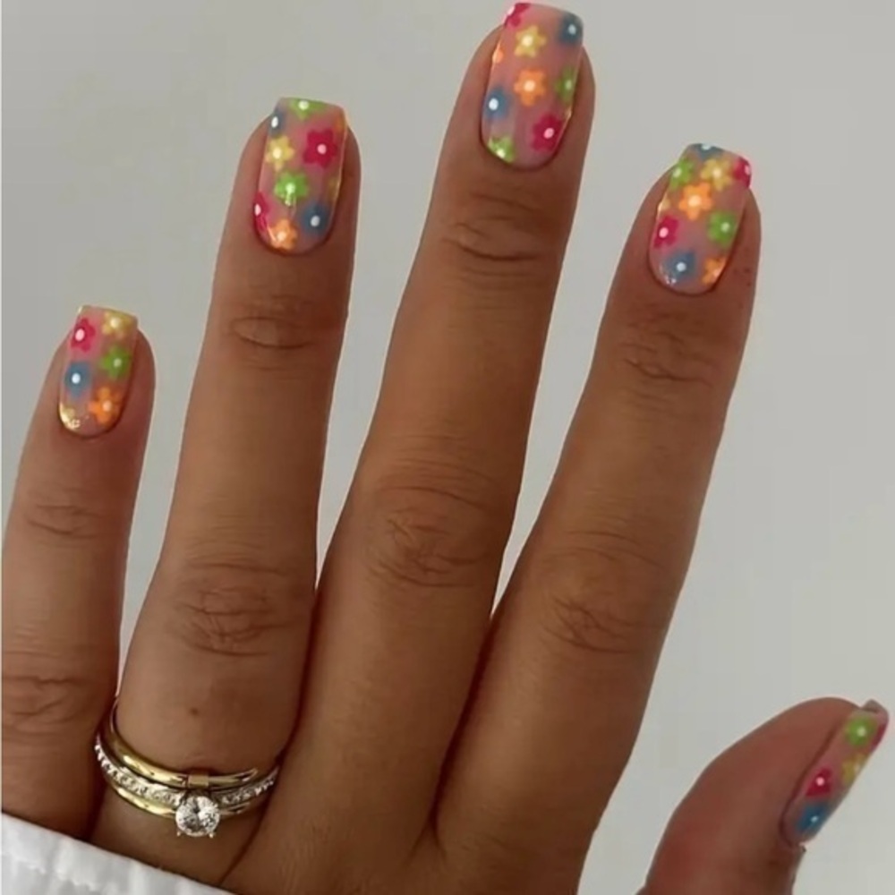 Daisy Fake Press On Nails NWT